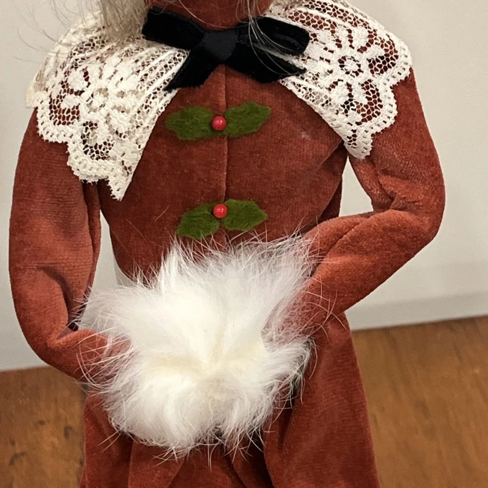 1993 BYERS CHOICE CHRISTMAS CAROLER Woman Long Blond Hair Pink Velvet Dress